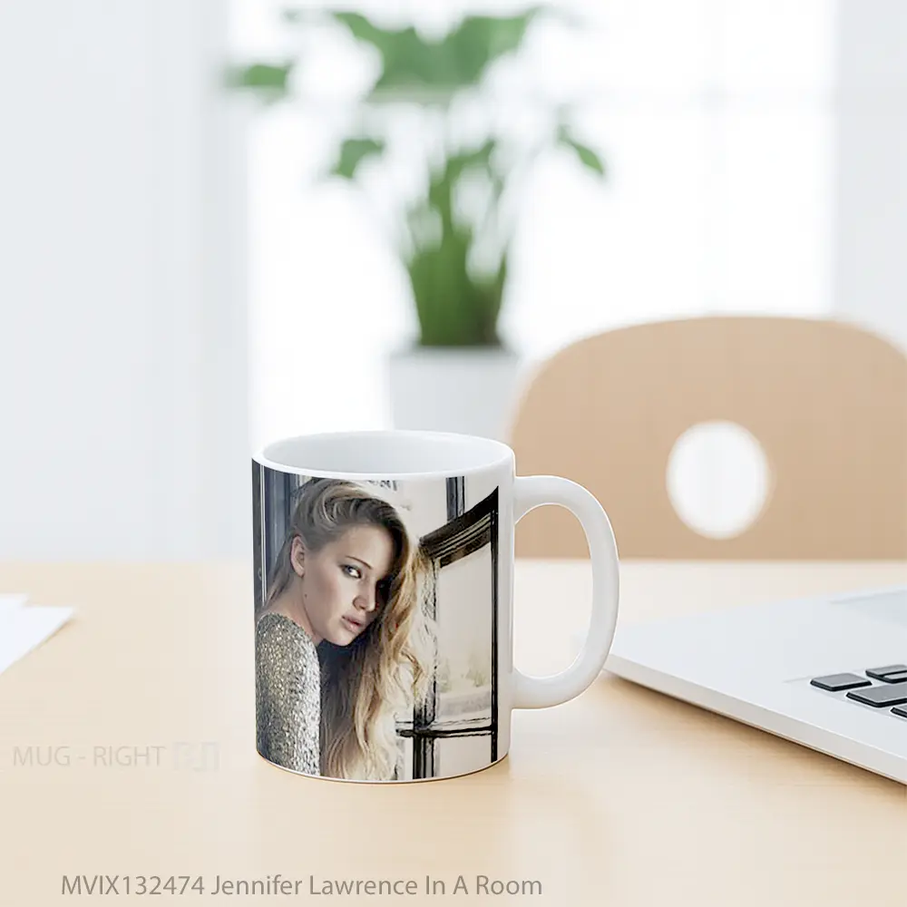 Mug Jennifer Lawrence In A Room Gelas Keramik Unik - All-side / Desain