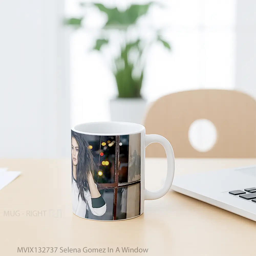 Mug Selena Gomez In A Window Gelas Selebriti - All-side / Desain