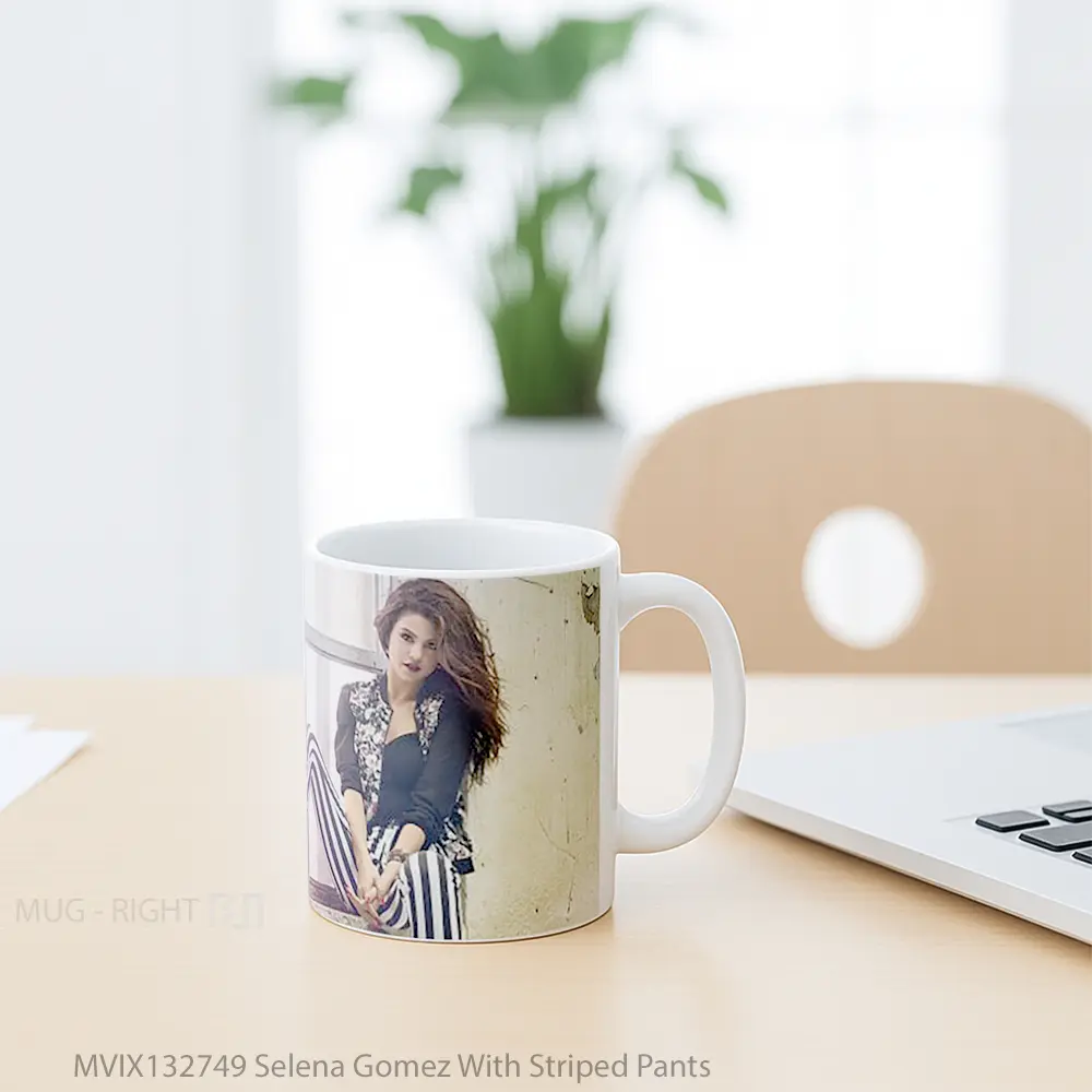 Mug Selena Gomez With Striped Pants Gelas Selebriti - All-side / Desain