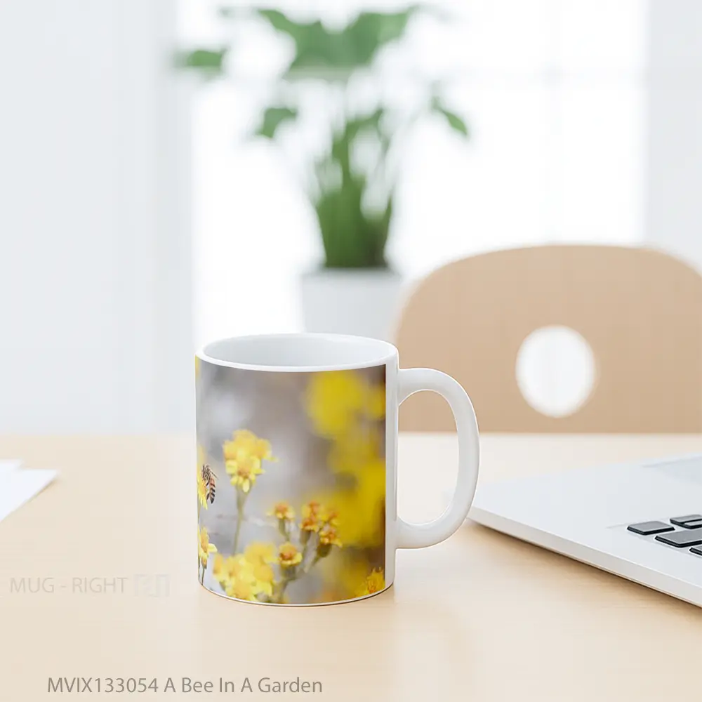Mug A Bee In A Garden Gelas Hewan Lucu - All-side / Desain