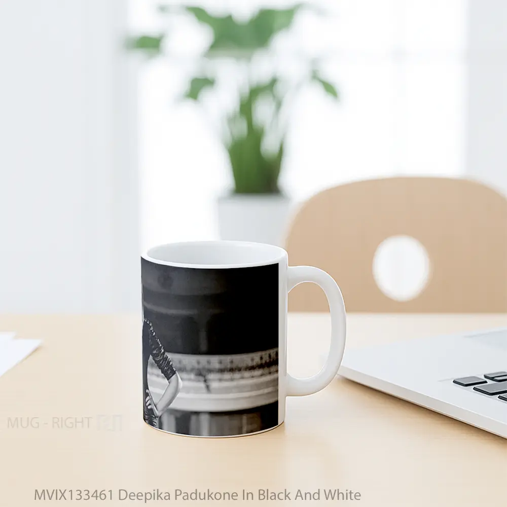 Mug Deepika Padukone In Black And White Gelas Keramik Unik - All-side / Desain