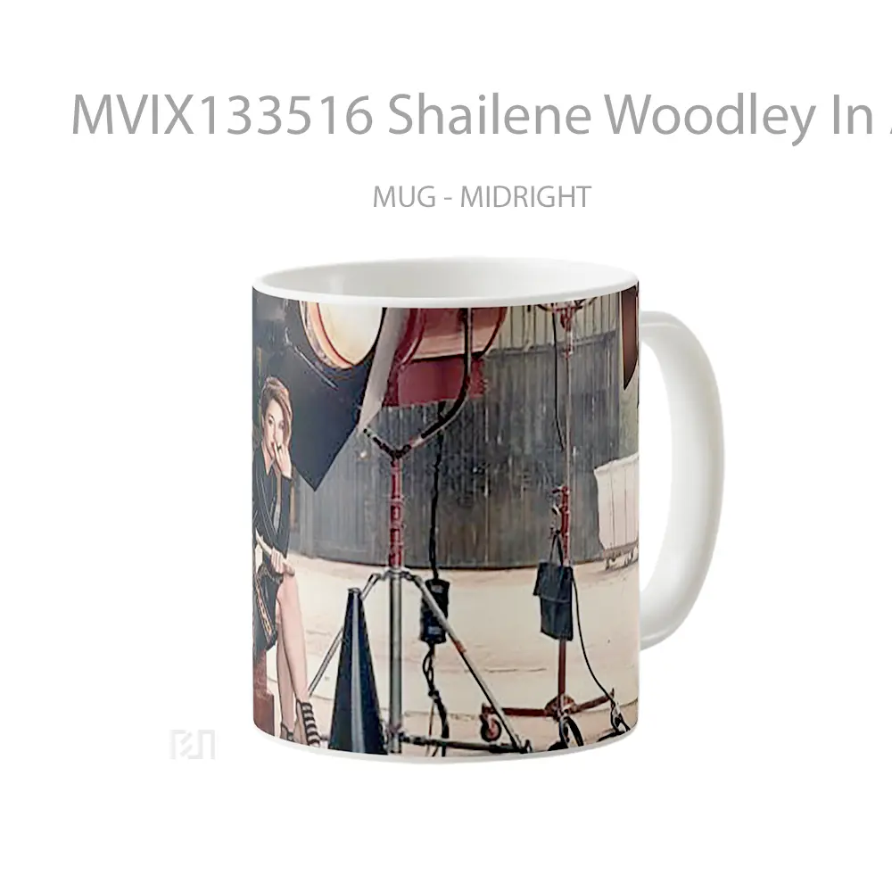 Mug Shailene Woodley In A Study Gelas Keramik Unik - All-side / Desain