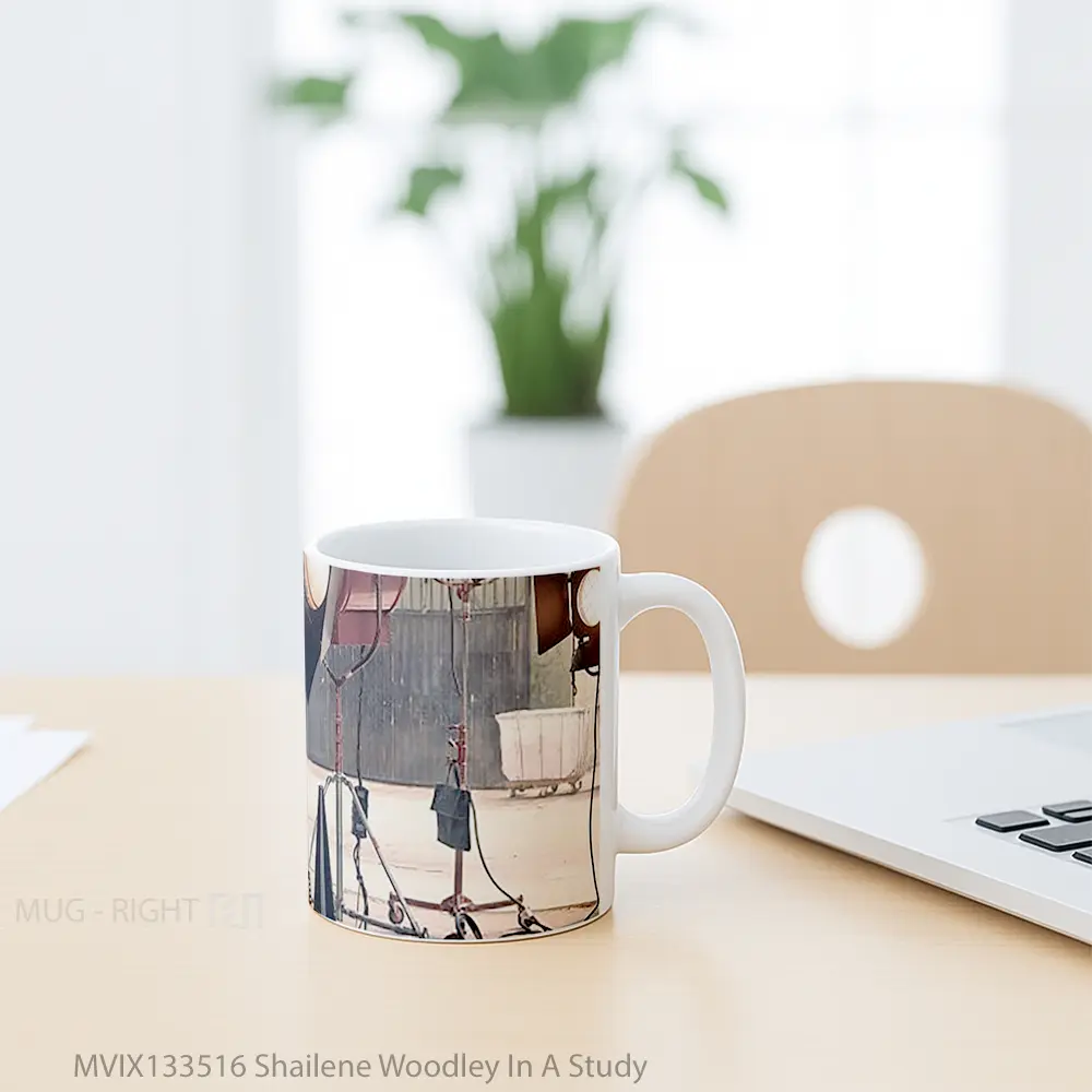 Mug Shailene Woodley In A Study Gelas Keramik Unik - All-side / Desain