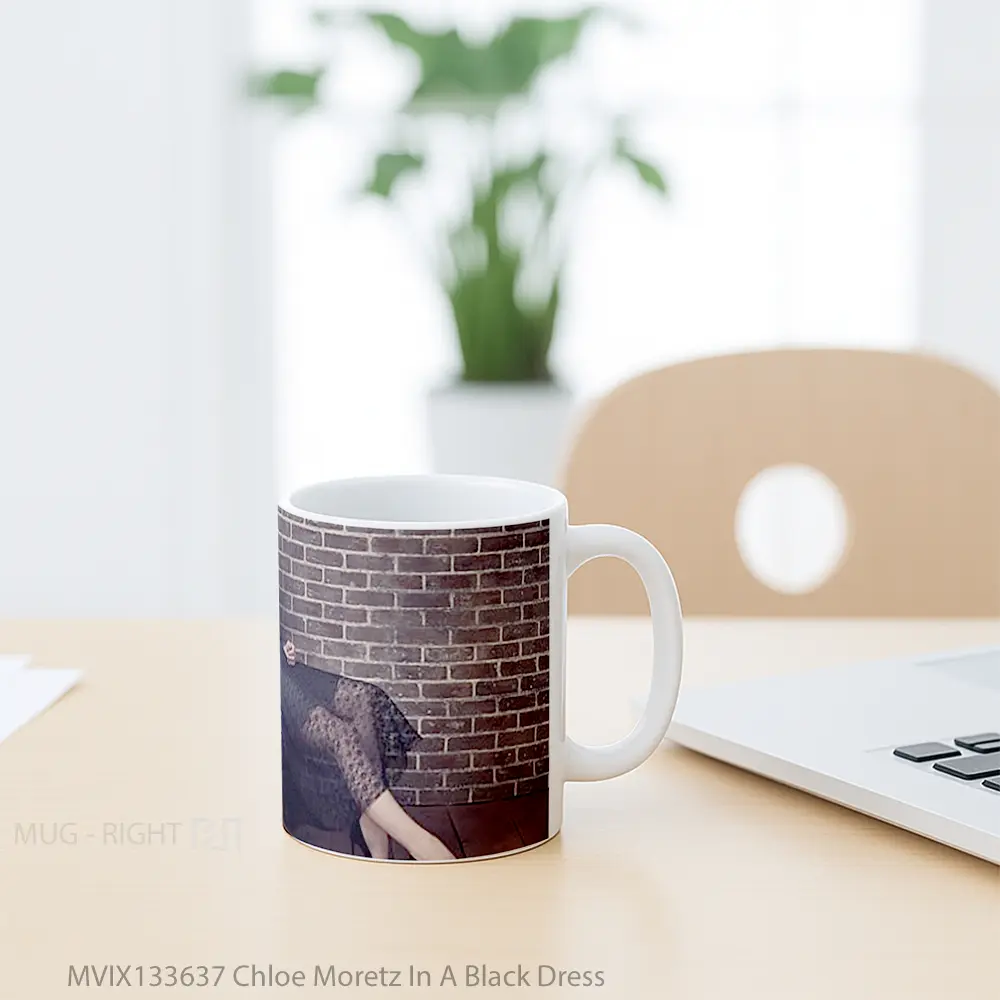 Mug Chloe Moretz In A Black Dress Gelas Keramik Unik - All-side / Desain