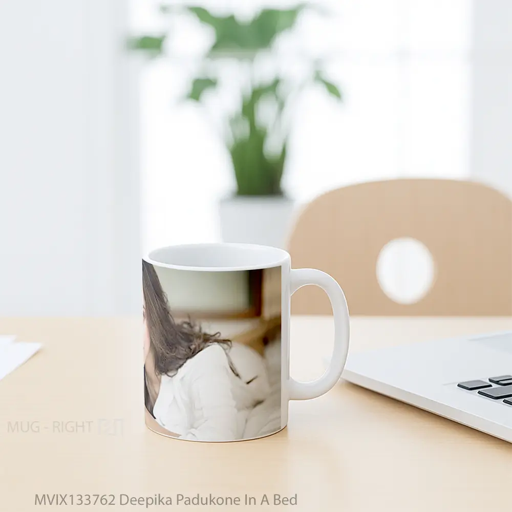 Mug Deepika Padukone In A Bed Gelas Keramik Unik - All-side / Desain