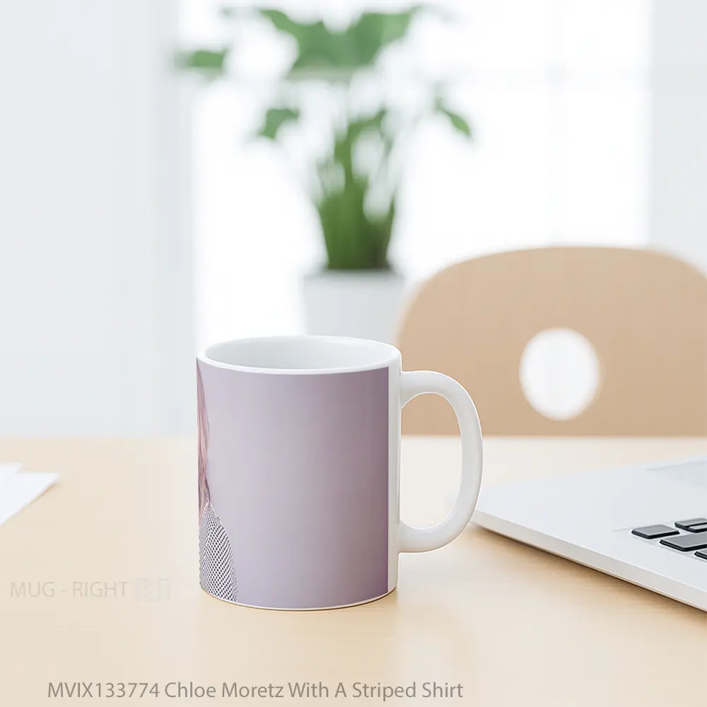 Mug Chloe Moretz With A Striped Shirt Gelas Keramik Unik - All-side / Desain
