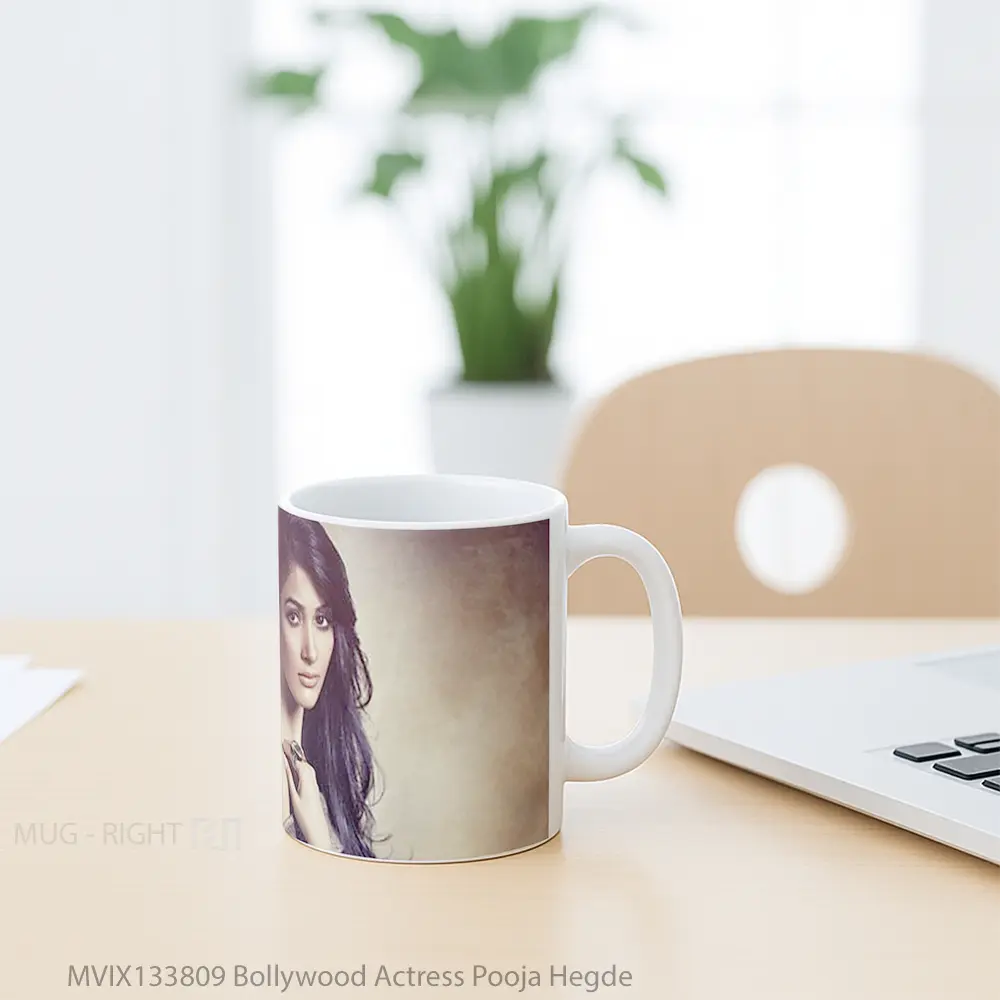Mug Bollywood Actress Pooja Hegde Gelas Keramik Unik - All-side / Desain