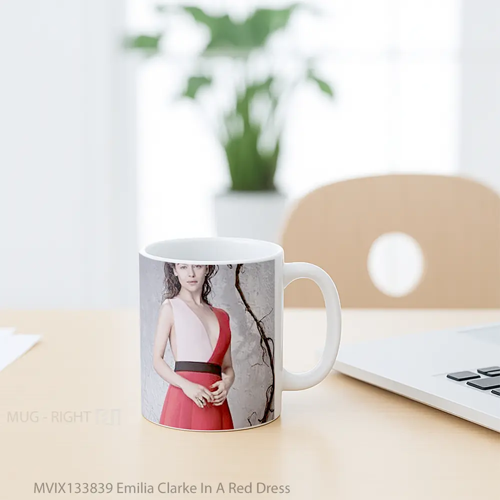 Mug Emilia Clarke In A Red Dress Gelas Keramik Unik - All-side / Desain