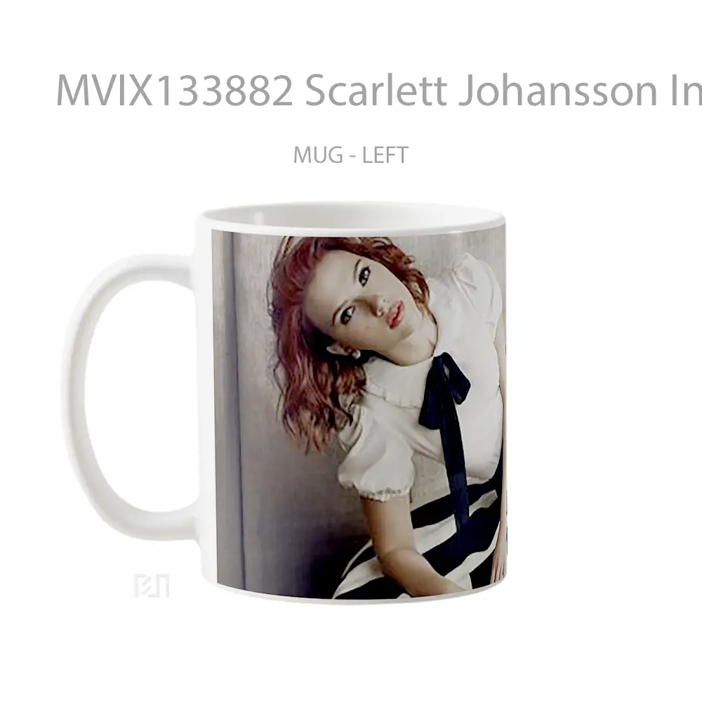 Mug Scarlett Johansson In A Room Gelas Selebriti - All-side / Desain