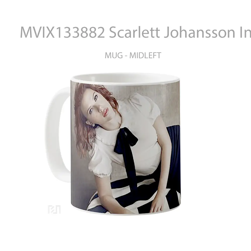 Mug Scarlett Johansson In A Room Gelas Selebriti - All-side / Desain