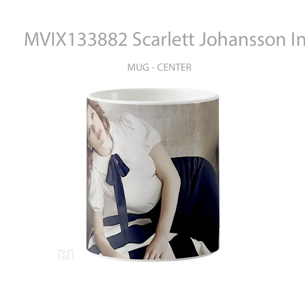 Mug Scarlett Johansson In A Room Gelas Selebriti