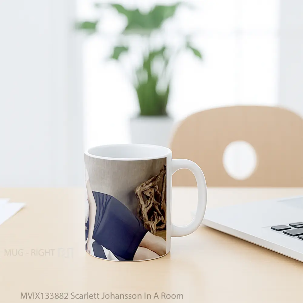 Mug Scarlett Johansson In A Room Gelas Selebriti - All-side / Desain