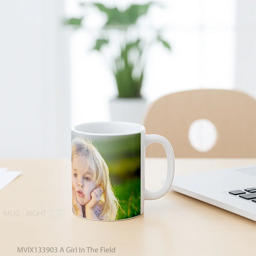 Mug A Girl In The Field Gelas Pemandangan Alam - All-side / Desain