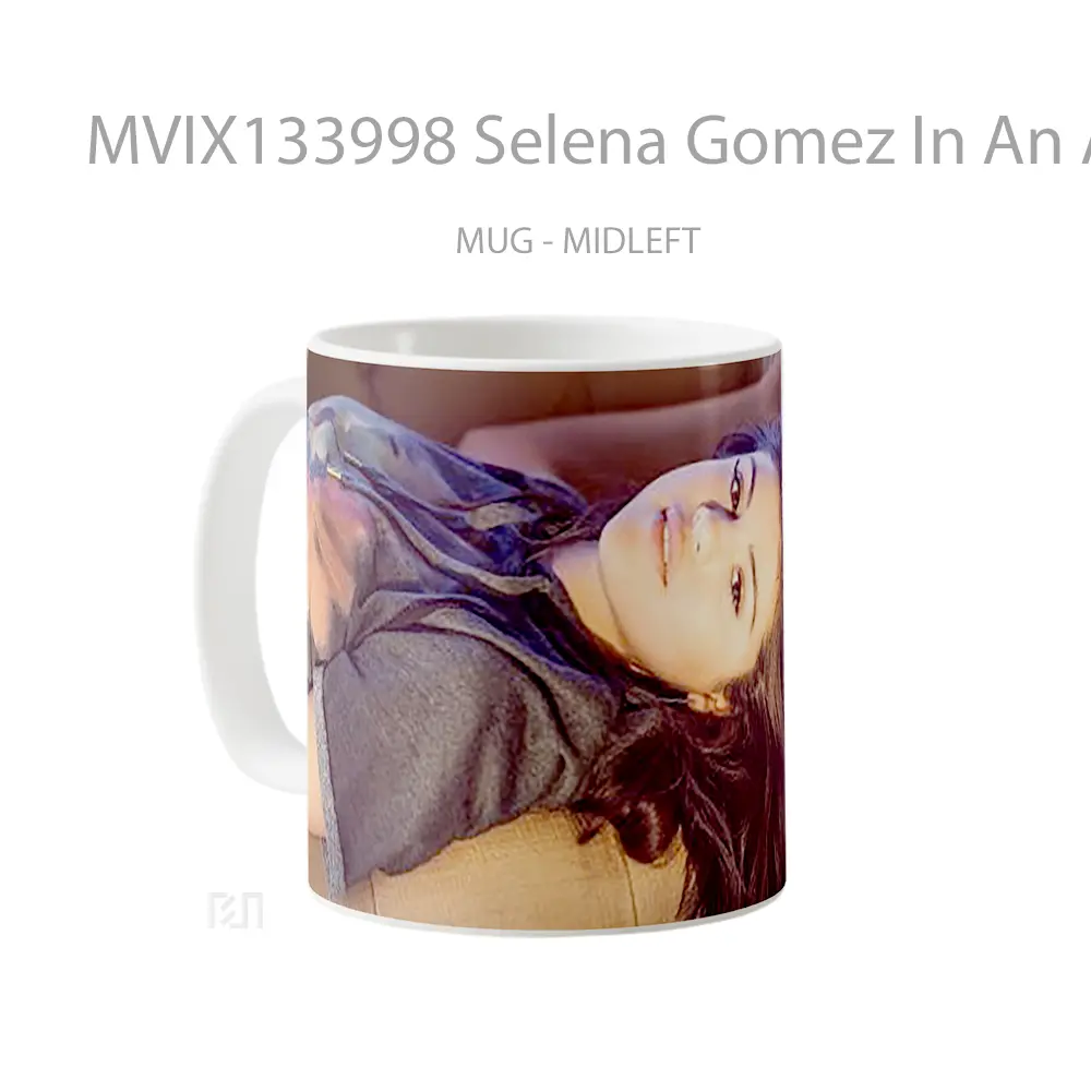 Mug Selena Gomez In An Armchair Gelas Selebriti - All-side / Desain