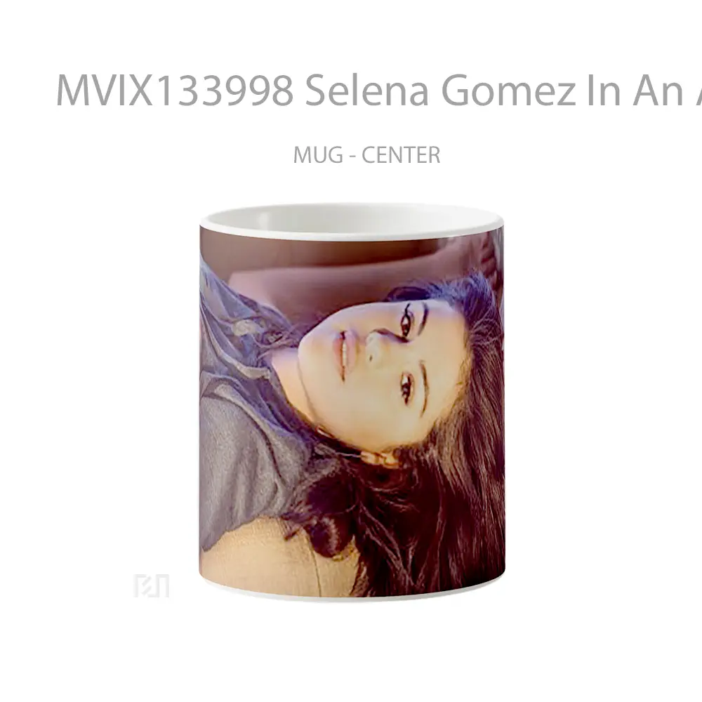 Mug Selena Gomez In An Armchair Gelas Selebriti