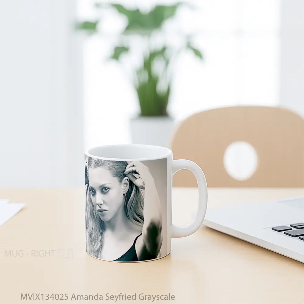 Mug Amanda Seyfried Grayscale Gelas Keramik Unik - All-side / Desain