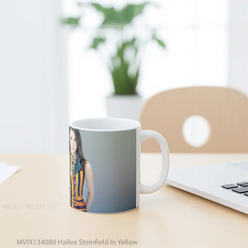 Mug Hailee Steinfield In Yellow Gelas Keramik Unik - All-side / Desain
