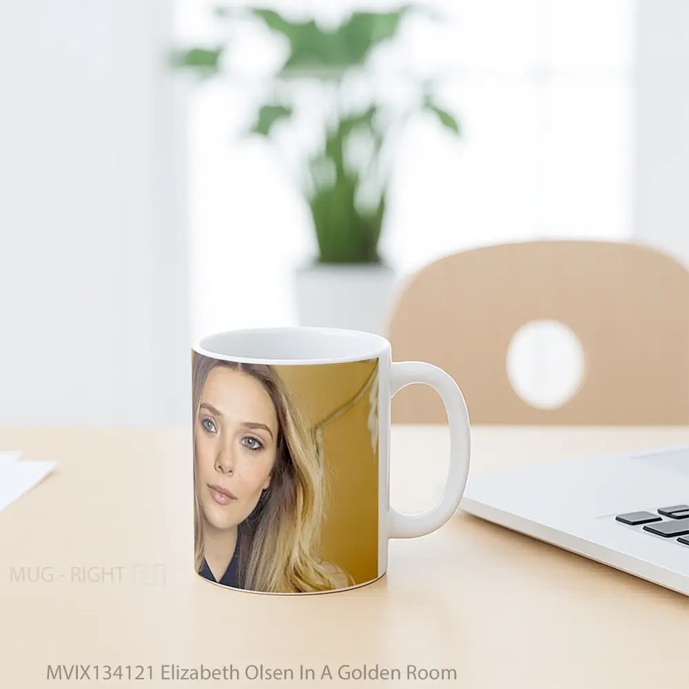 Mug Elizabeth Olsen In A Golden Room Gelas Keramik Unik - All-side / Desain
