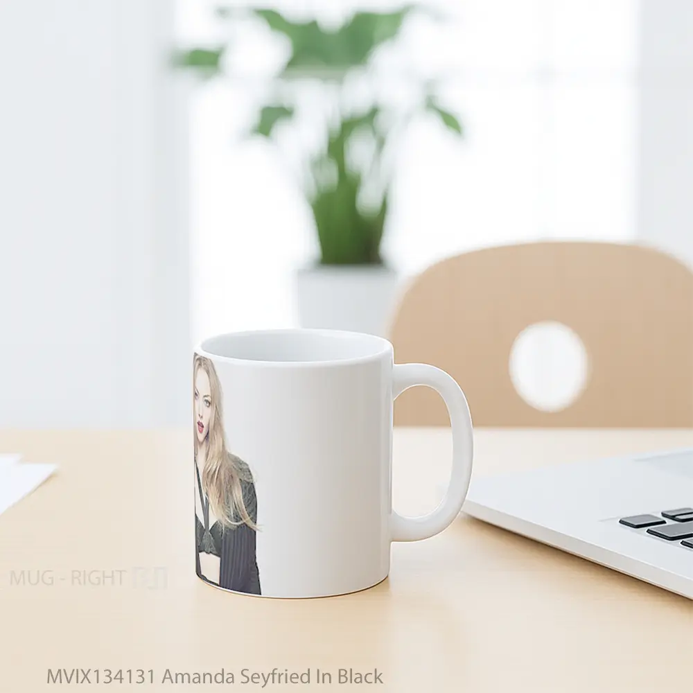 Mug Amanda Seyfried In Black Gelas Keramik Unik - All-side / Desain