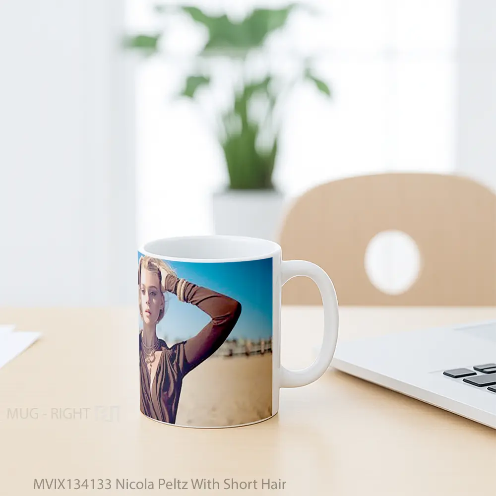 Mug Nicola Peltz With Short Hair Gelas Keramik Unik - All-side / Desain