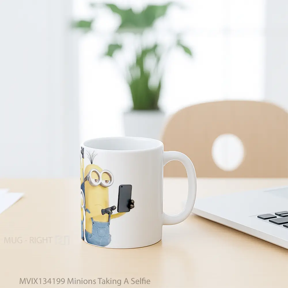 Mug Minions Taking A Selfie Gelas Kartun - All-side / Desain