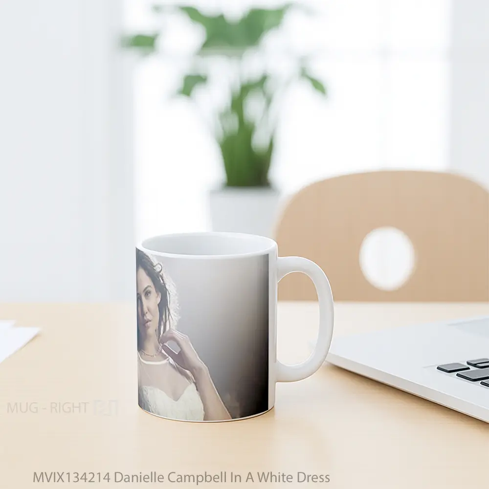 Mug Danielle Campbell In A White Dress Gelas Keramik Unik - All-side / Desain