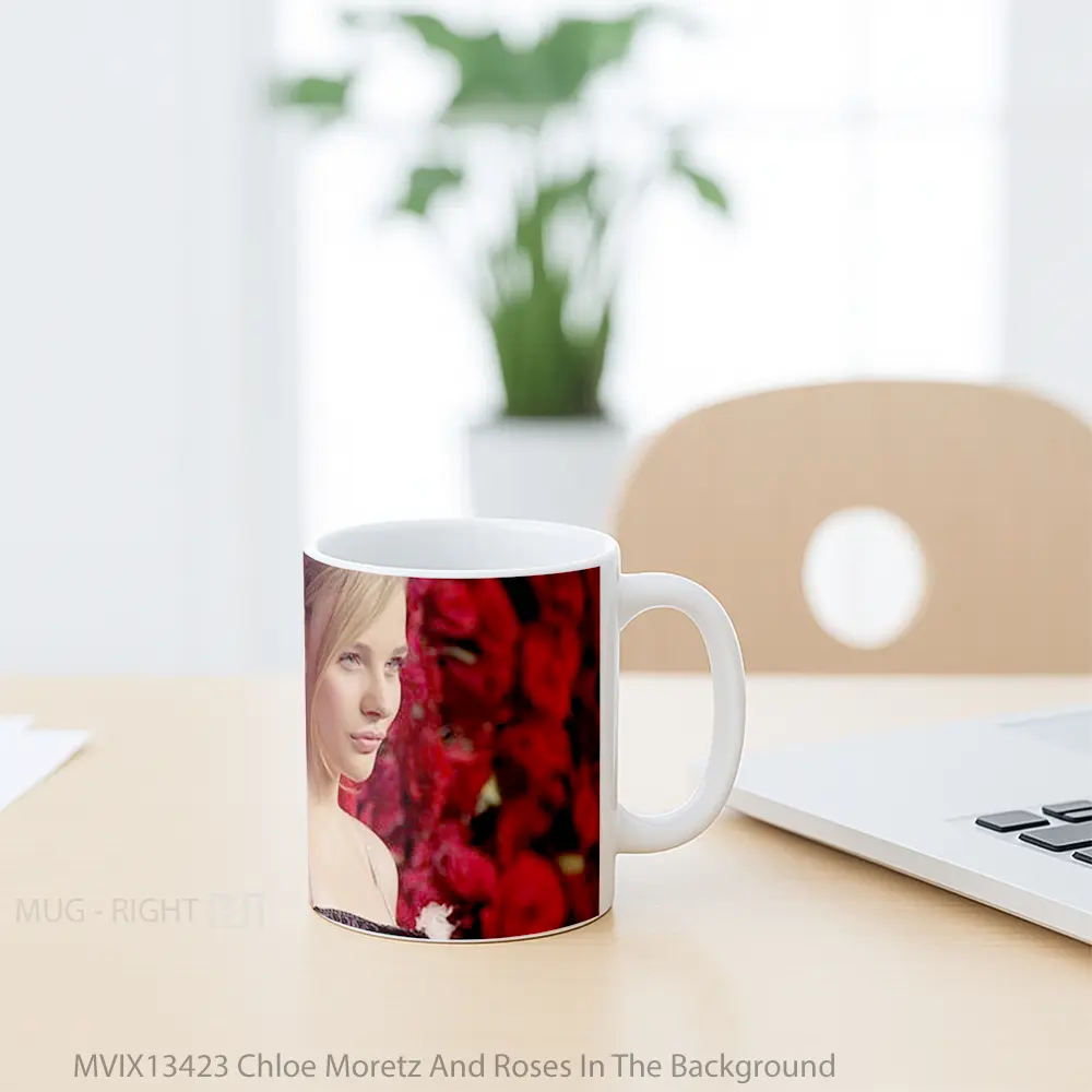 Mug Chloe Moretz And Roses In The Background Gelas Keramik Unik - All-side / Desain