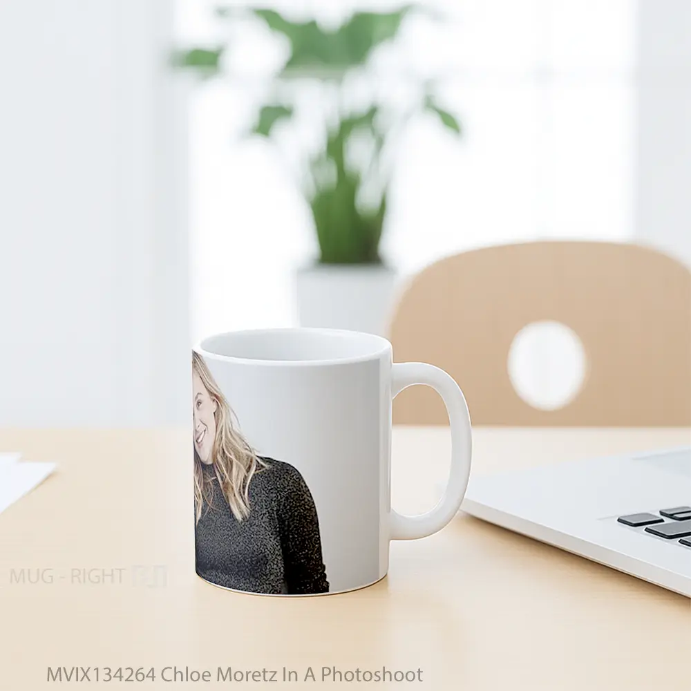 Mug Chloe Moretz In A Photoshoot Gelas Keramik Unik - All-side / Desain