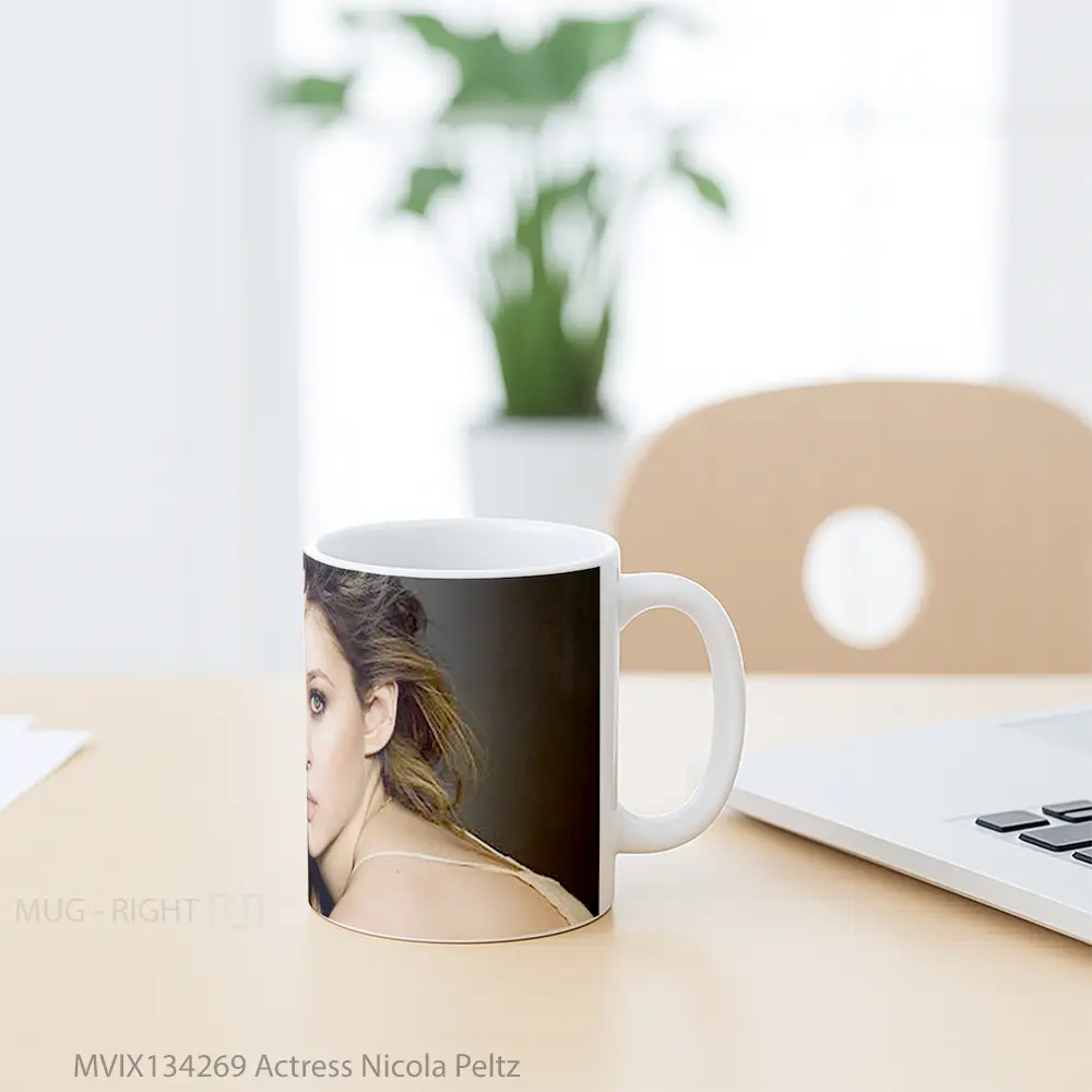 Mug Actress Nicola Peltz Gelas Keramik Unik - All-side / Desain