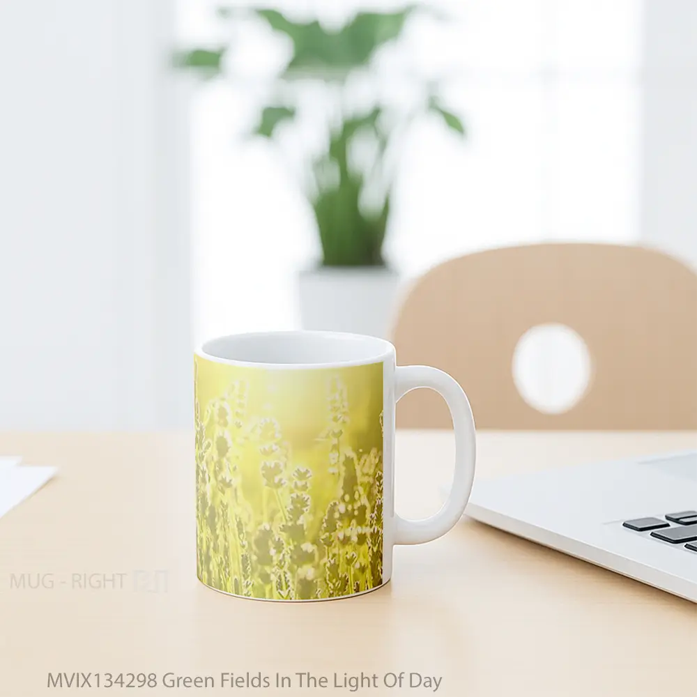 Mug Green Fields In The Light Of Day Gelas Pemandangan Alam - All-side / Desain