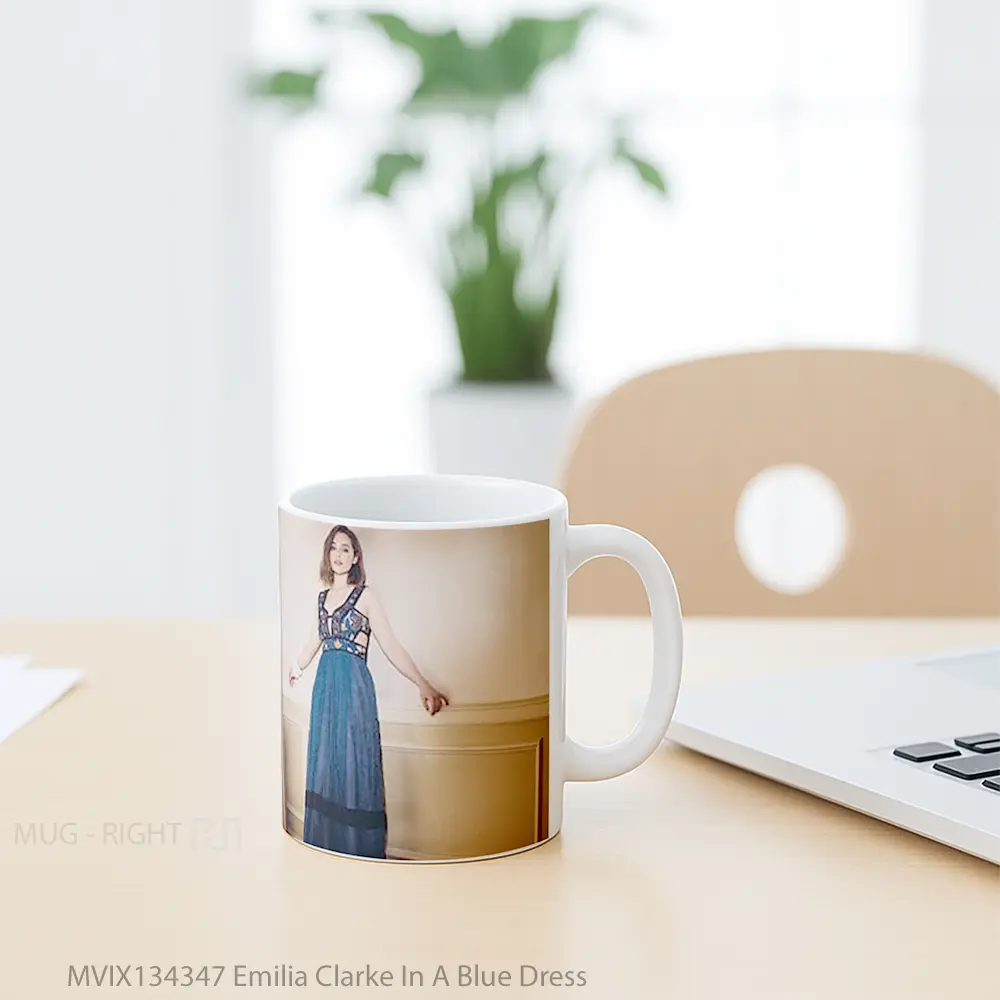 Mug Emilia Clarke In A Blue Dress Gelas Keramik Unik - All-side / Desain