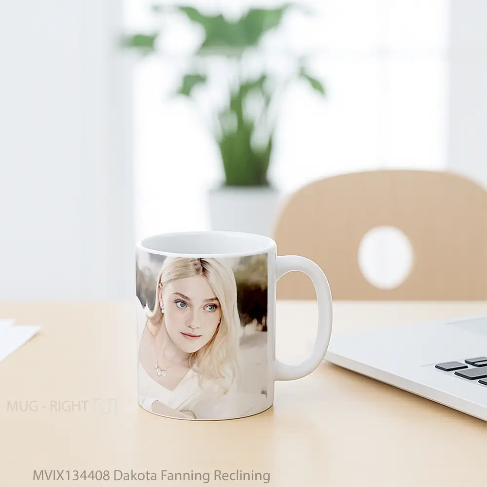 Mug Dakota Fanning Reclining Gelas Keramik Unik - All-side / Desain
