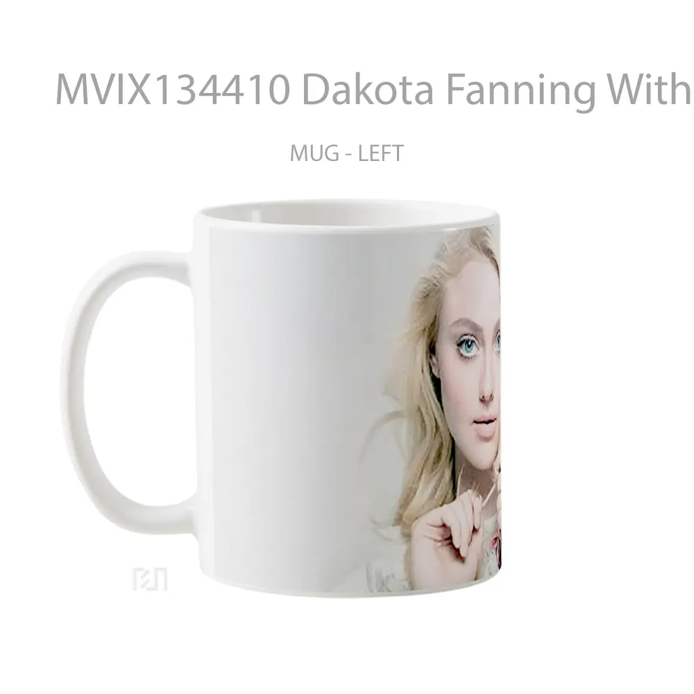 Mug Dakota Fanning With A Lock In Her Hands Gelas Keramik Unik - All-side / Desain