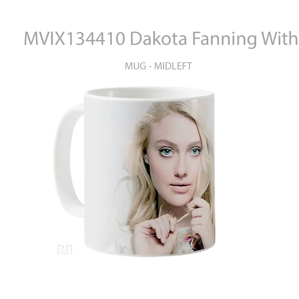 Mug Dakota Fanning With A Lock In Her Hands Gelas Keramik Unik - All-side / Desain