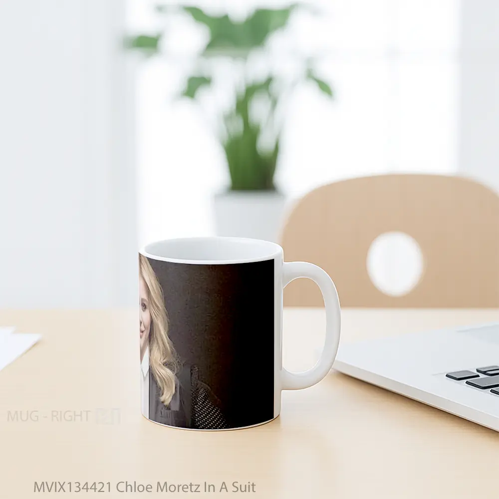 Mug Chloe Moretz In A Suit Gelas Keramik Unik - All-side / Desain