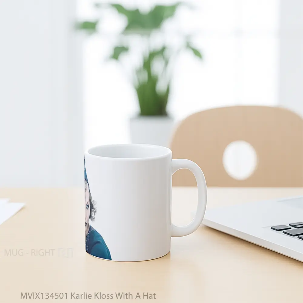Mug Karlie Kloss With A Hat Gelas Keramik Unik - All-side / Desain
