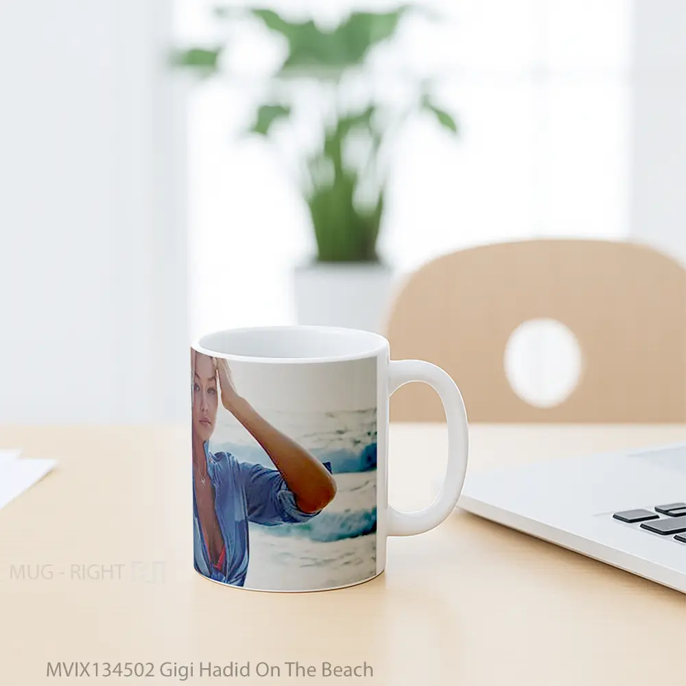 Mug Gigi Hadid On The Beach Gelas Pemandangan Alam - All-side / Desain