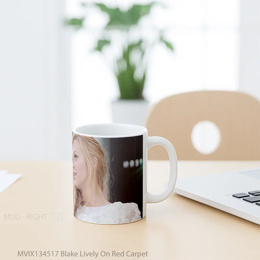 Mug Blake Lively On Red Carpet Gelas Keramik Unik - All-side / Desain
