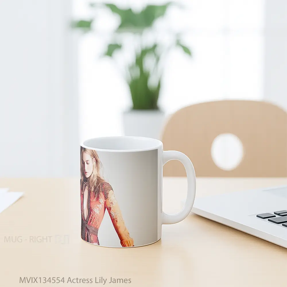 Mug Actress Lily James Gelas Keramik Unik - All-side / Desain