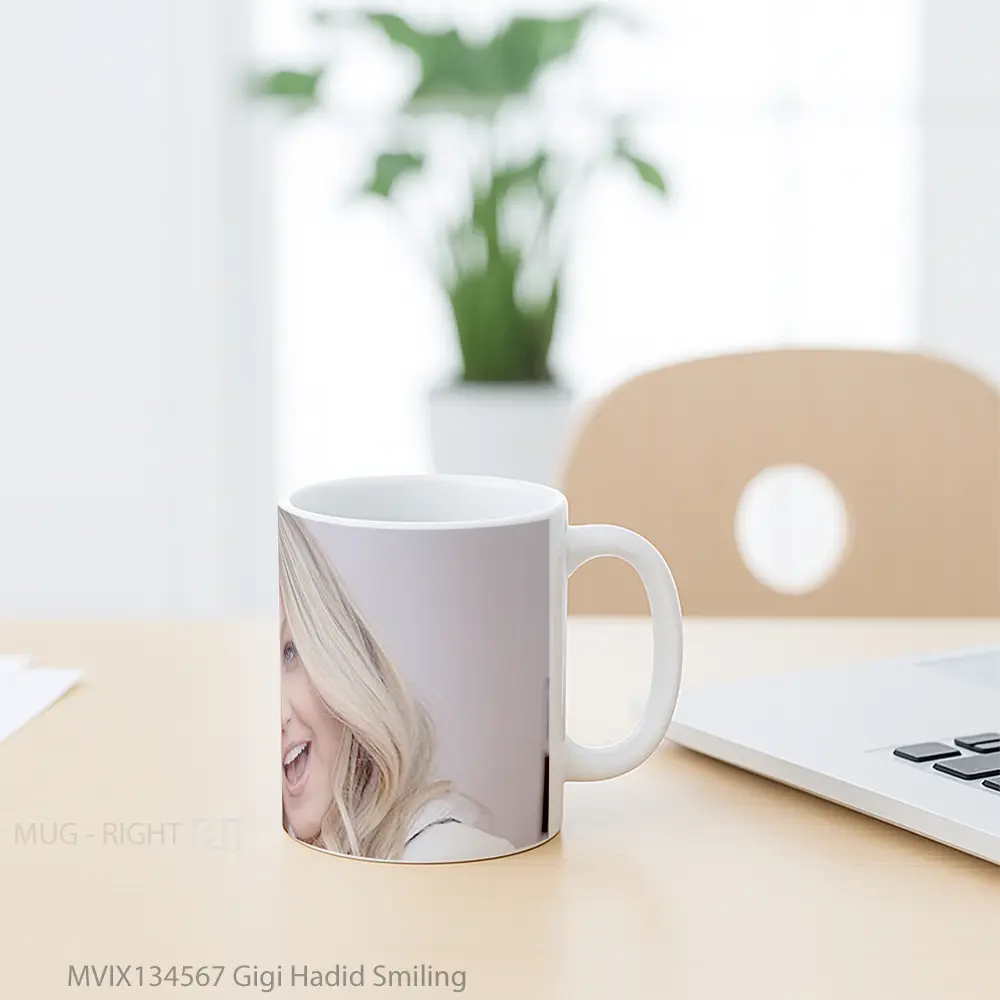 Mug Gigi Hadid Smiling Gelas Keramik Unik - All-side / Desain