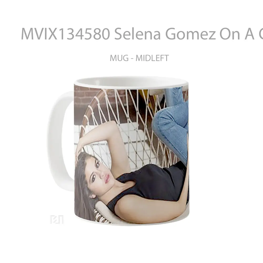 Mug Selena Gomez On A Chair Gelas Selebriti - All-side / Desain