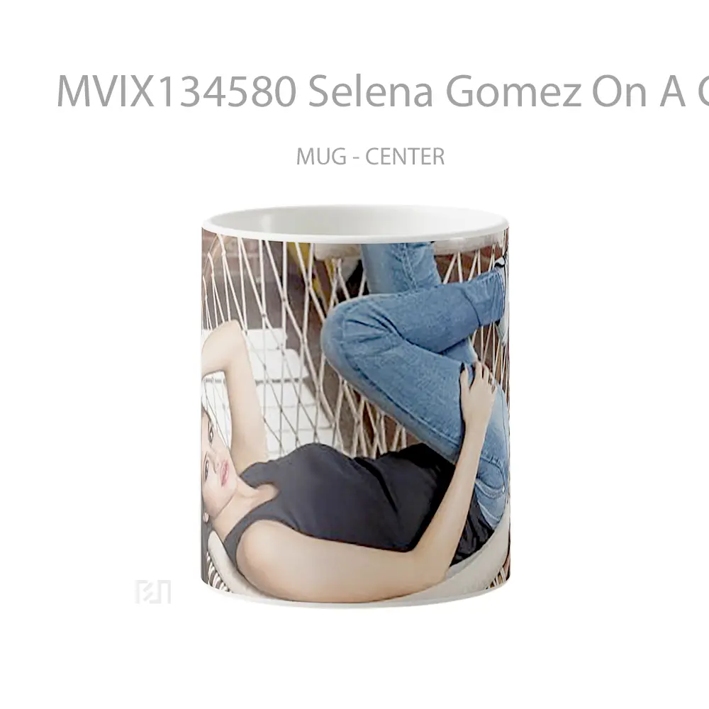 Mug Selena Gomez On A Chair Gelas Selebriti