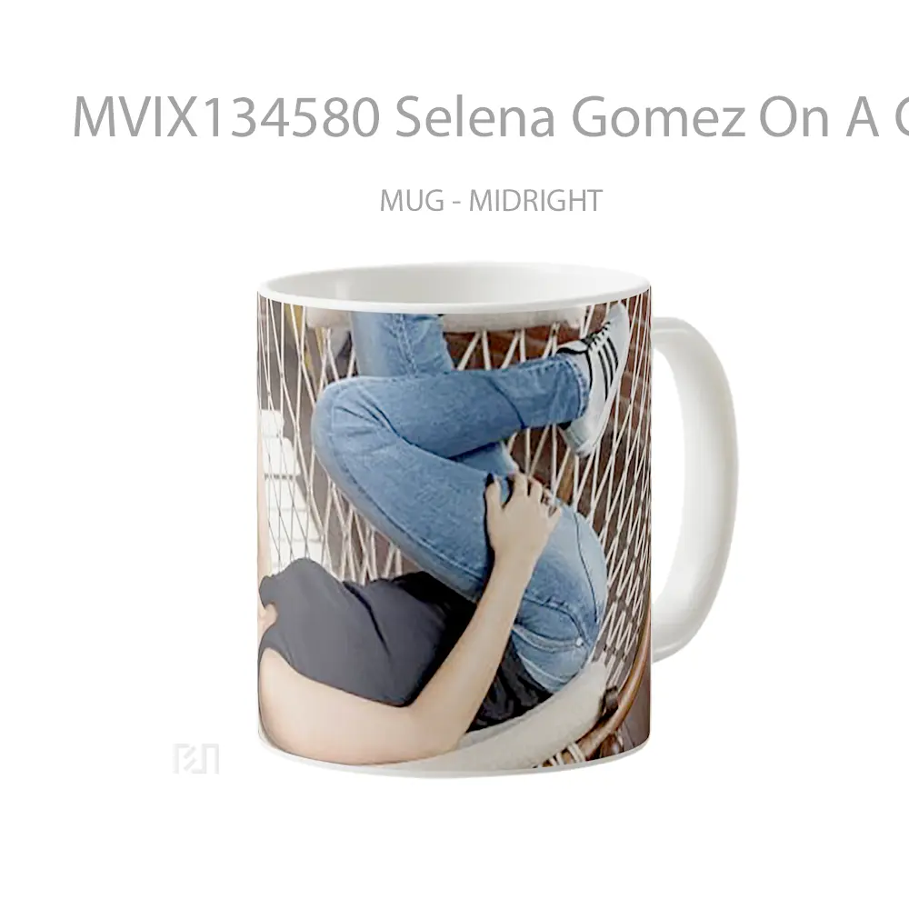 Mug Selena Gomez On A Chair Gelas Selebriti - All-side / Desain