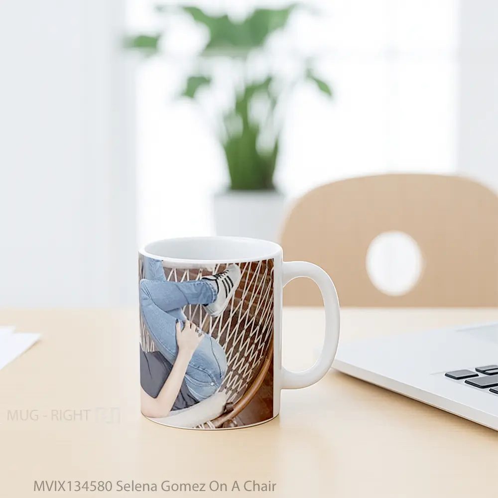Mug Selena Gomez On A Chair Gelas Selebriti - All-side / Desain