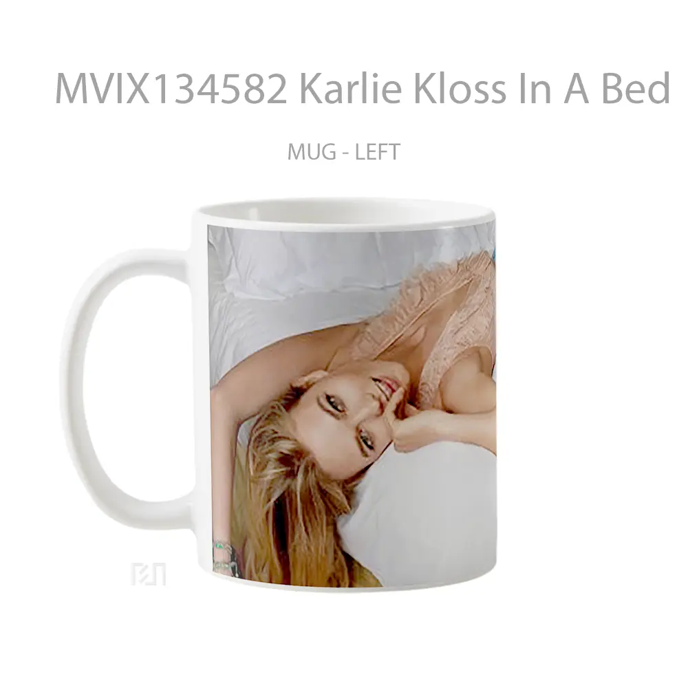 Mug Karlie Kloss In A Bed Gelas Keramik Unik - All-side / Desain