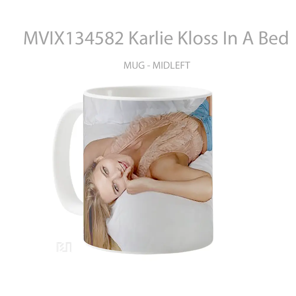 Mug Karlie Kloss In A Bed Gelas Keramik Unik - All-side / Desain