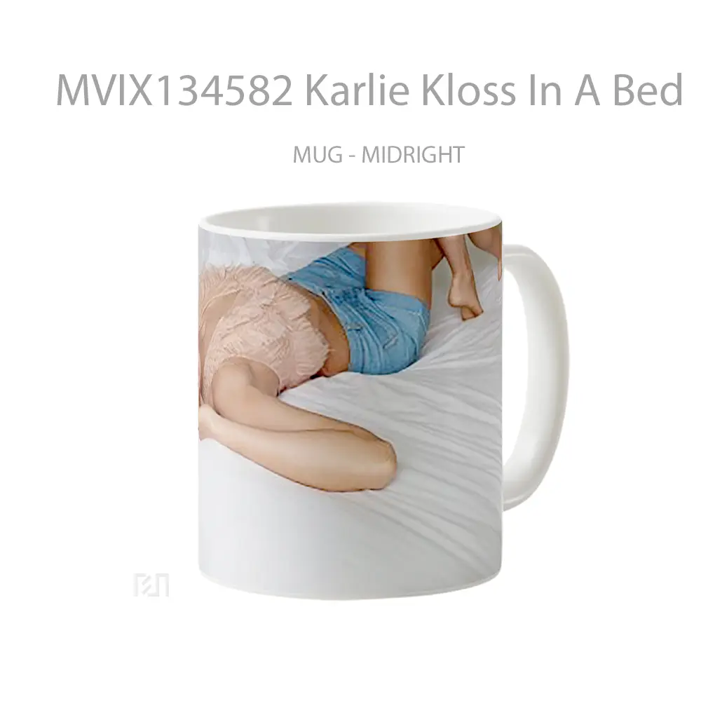Mug Karlie Kloss In A Bed Gelas Keramik Unik - All-side / Desain