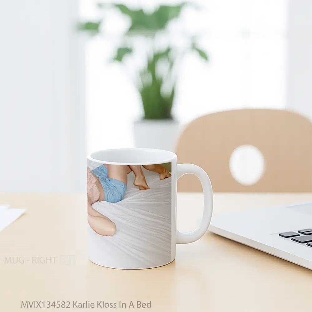 Mug Karlie Kloss In A Bed Gelas Keramik Unik - All-side / Desain