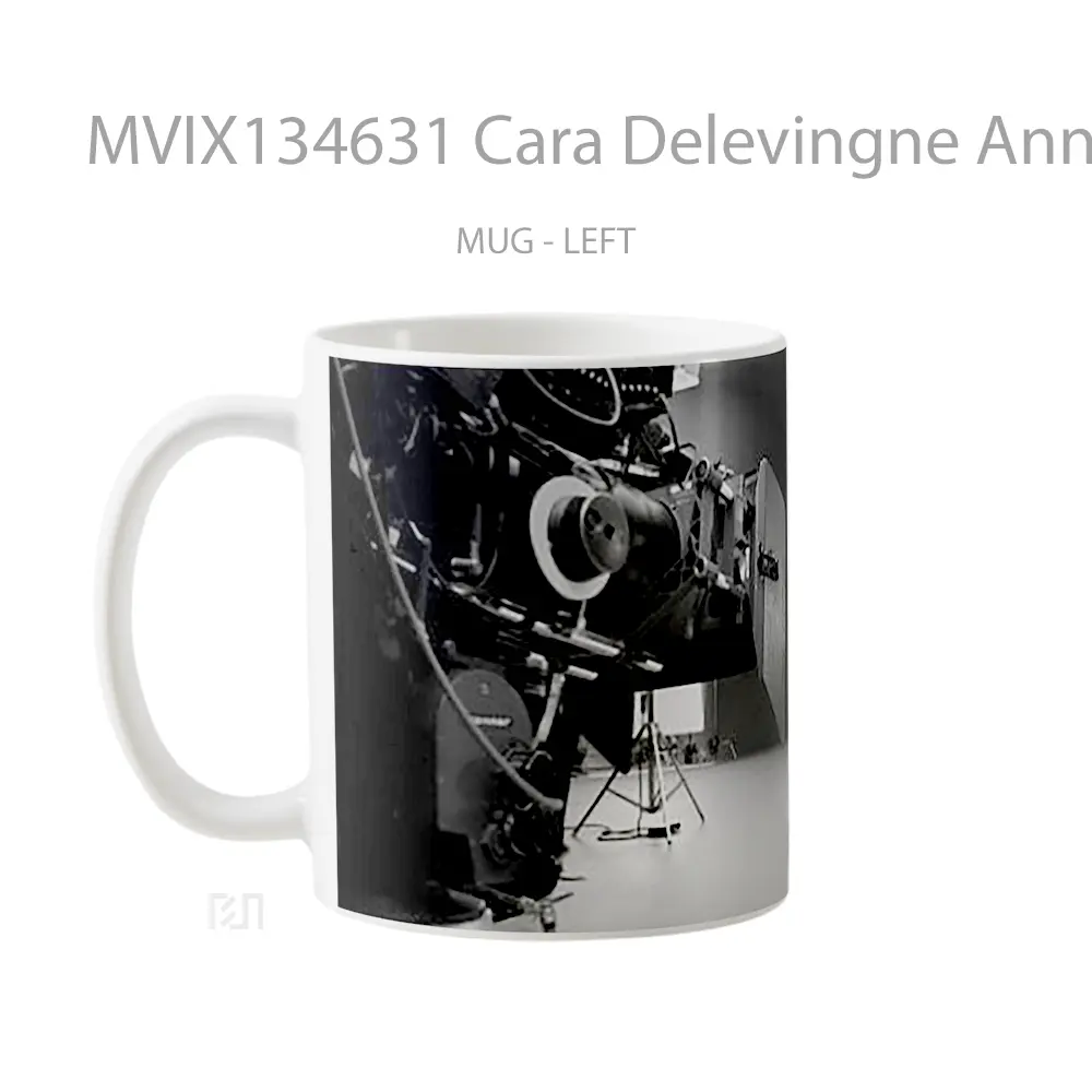 Mug Cara Delevingne Announcing My Burberry Gelas Keramik Unik - All-side / Desain