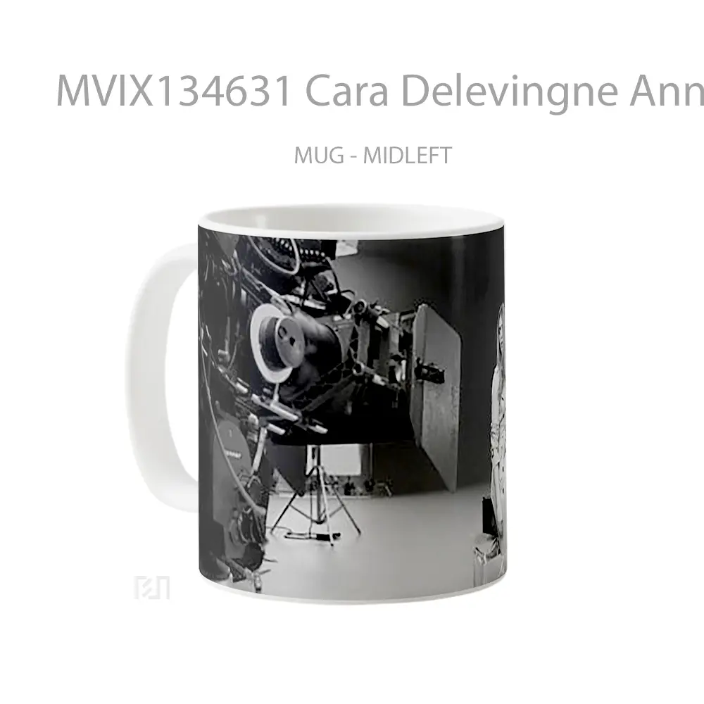 Mug Cara Delevingne Announcing My Burberry Gelas Keramik Unik - All-side / Desain